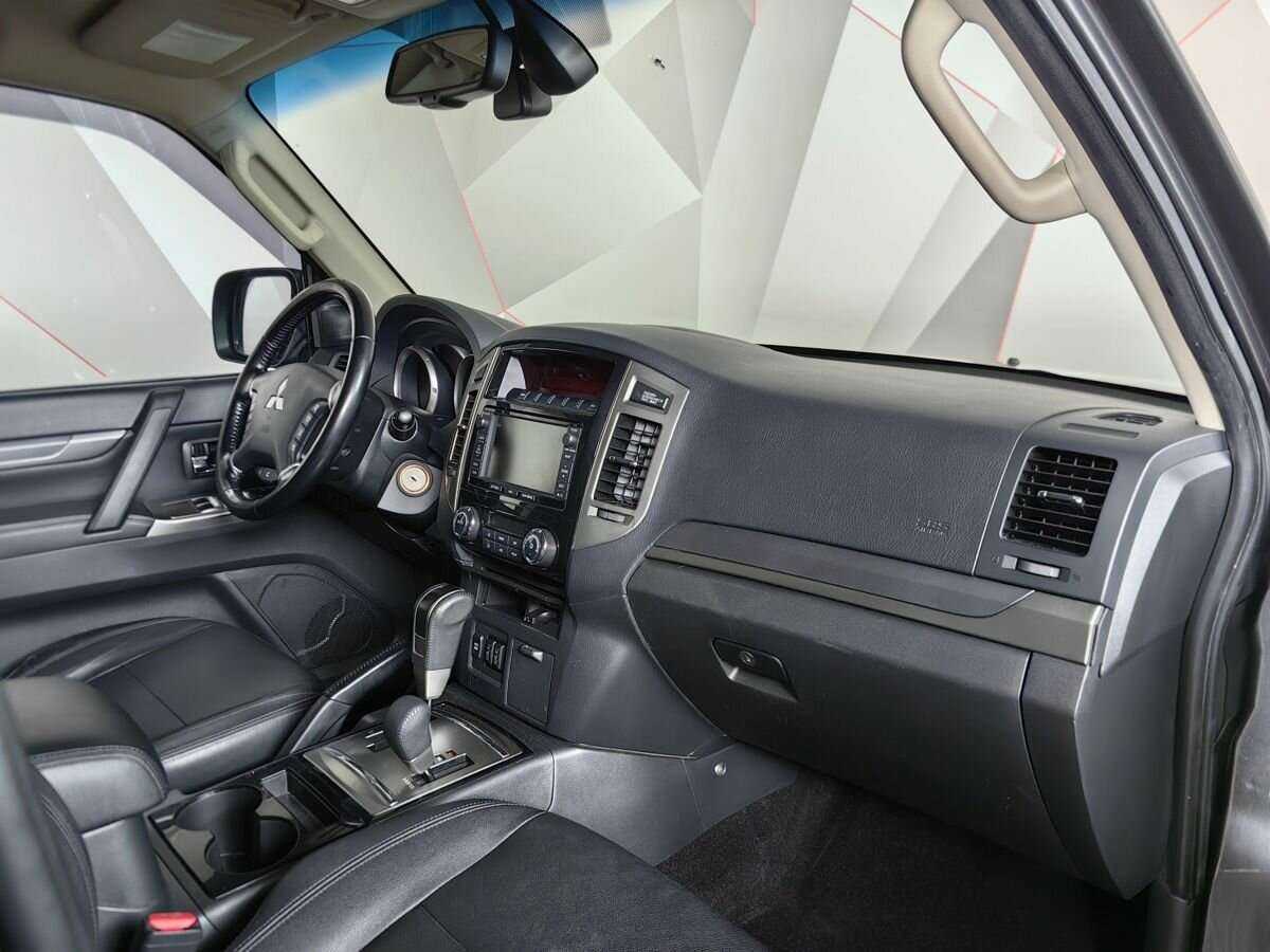 Mitsubishi Pajero с пробегом — 2015 год. Фото: #8