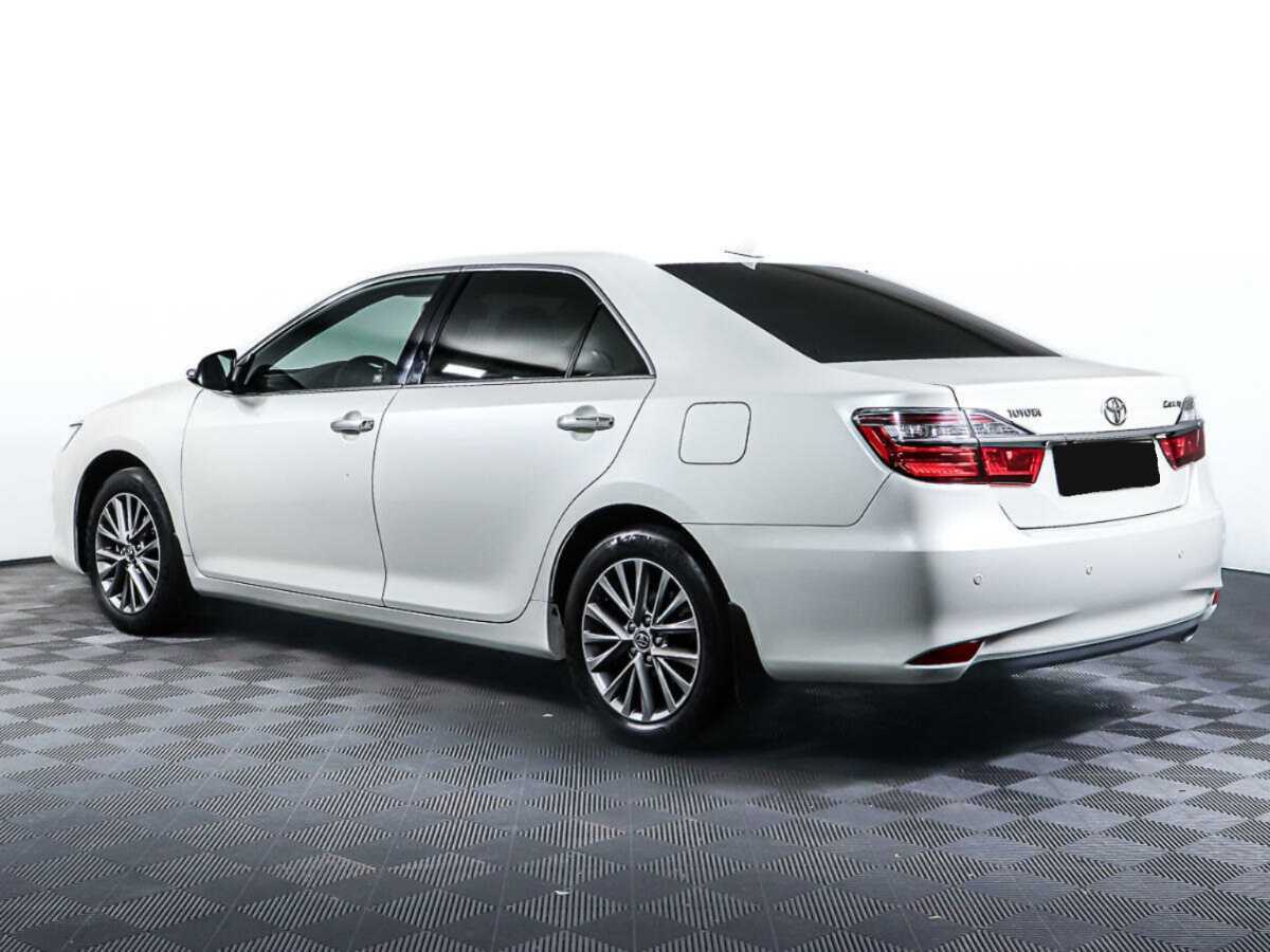 Toyota Camry с пробегом — 2017 год. Фото: #1