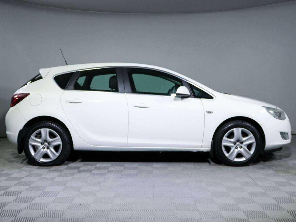 Opel Astra с пробегом — 2012 год. Фото: #3