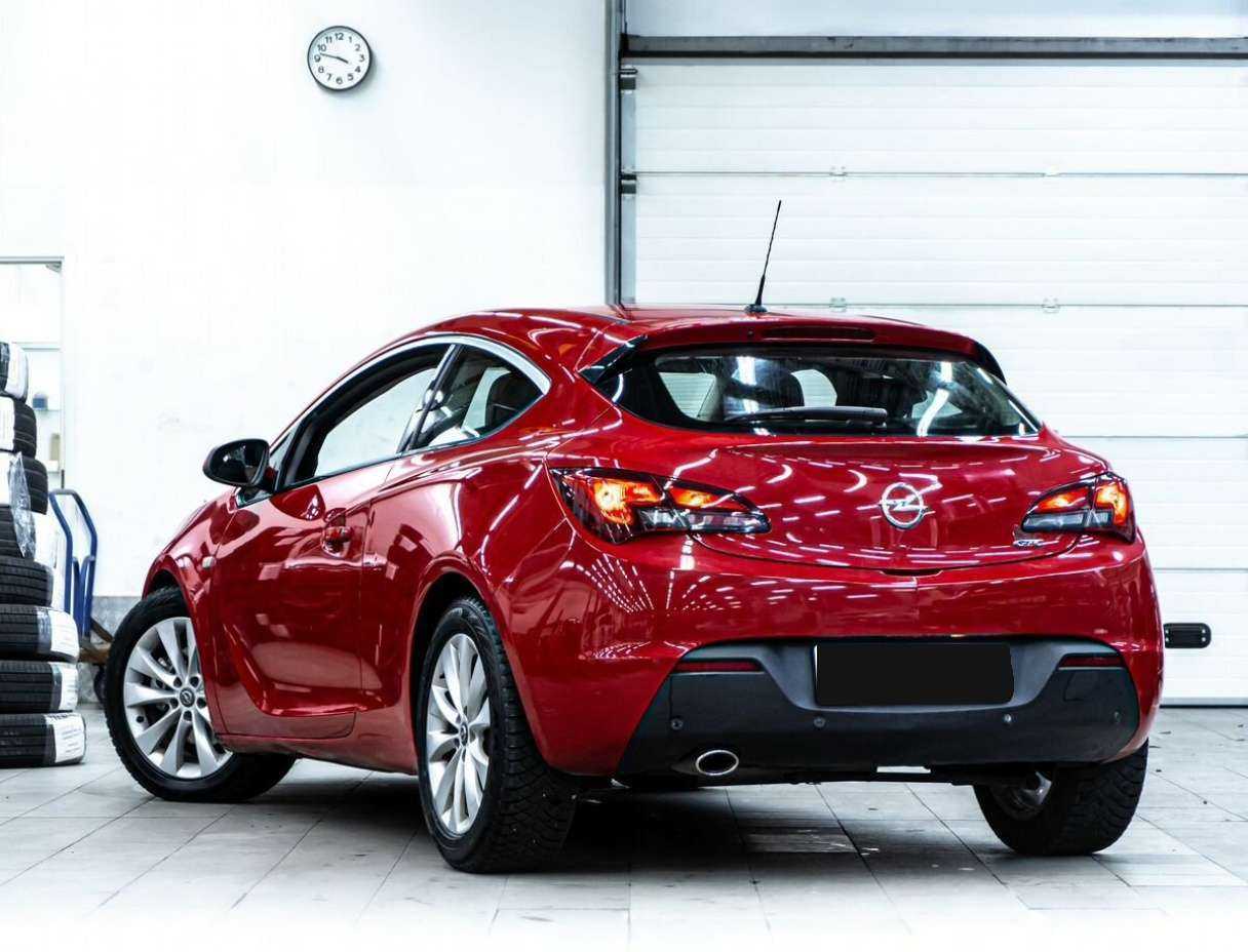 Opel Astra с пробегом — 2012 год. Фото: #3