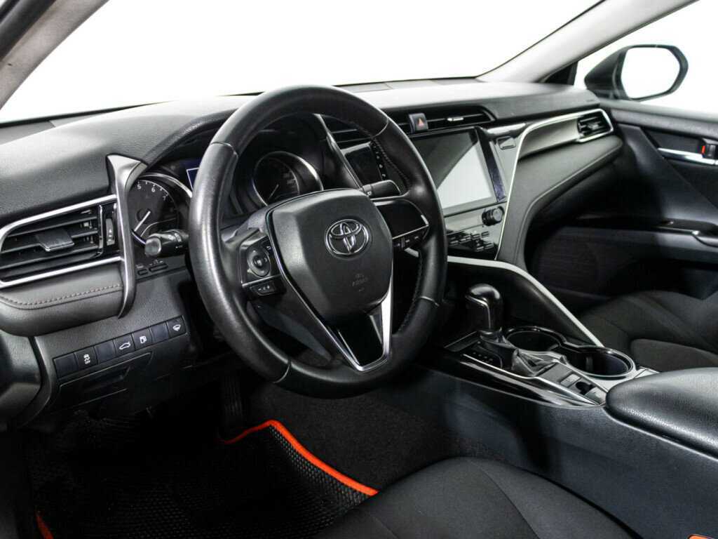 Toyota Camry с пробегом — 2018 год. Фото: #10