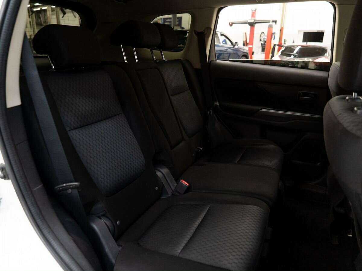Mitsubishi Outlander с пробегом — 2015 год. Фото: #10