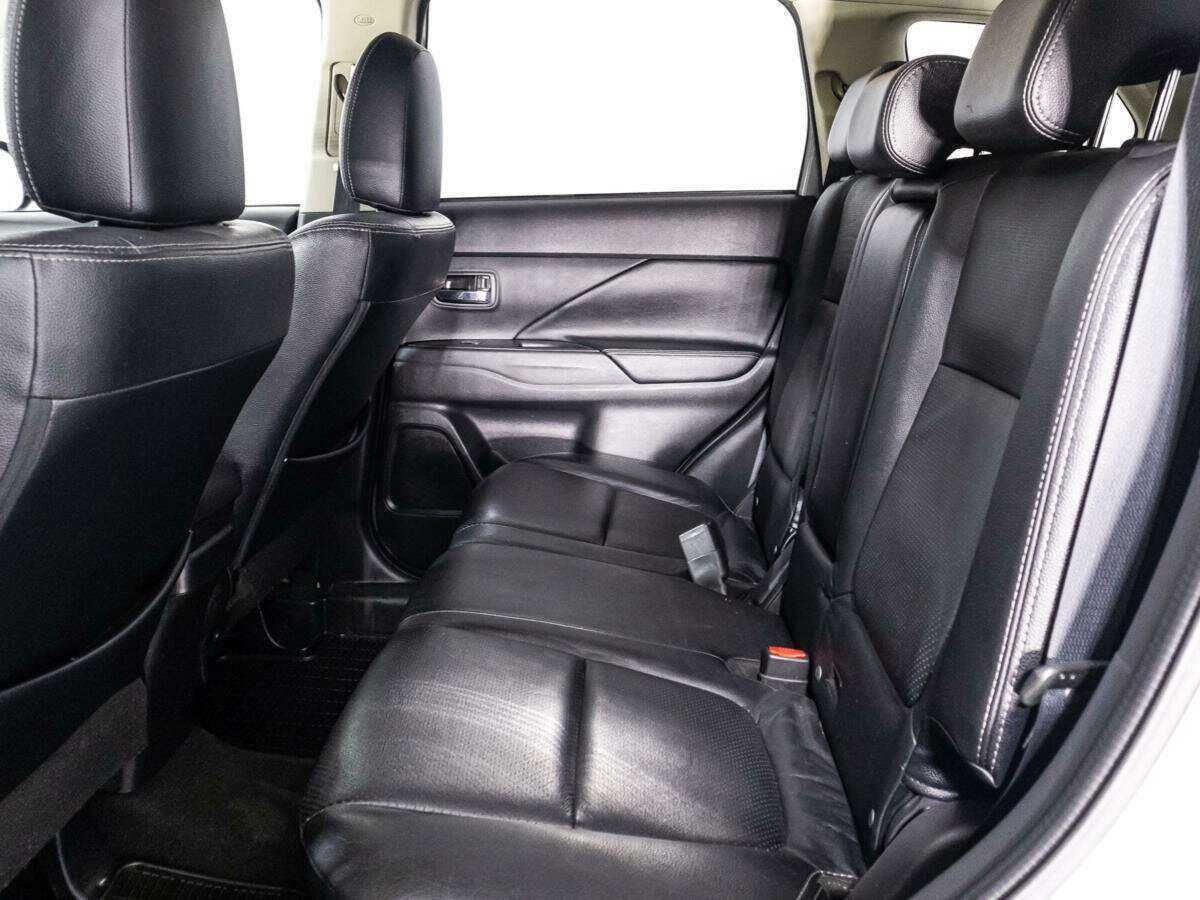 Mitsubishi Outlander с пробегом — 2015 год. Фото: #9