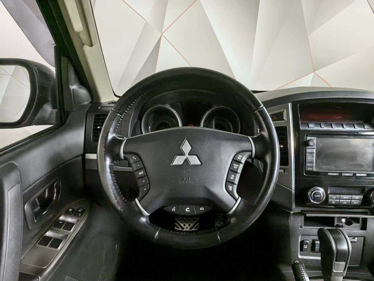 Mitsubishi Pajero с пробегом — 2015 год. Фото: #14