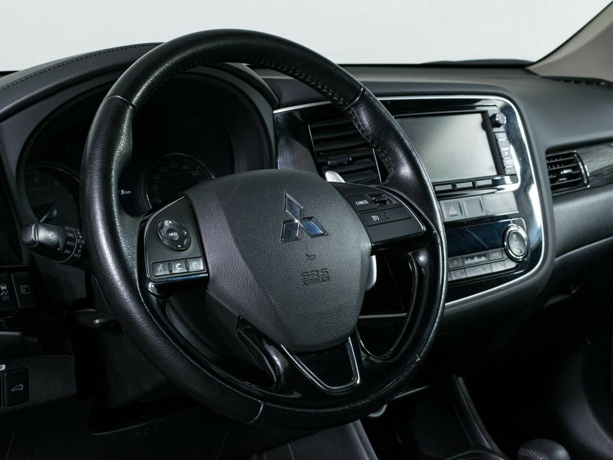 Mitsubishi Outlander с пробегом — 2015 год. Фото: #12
