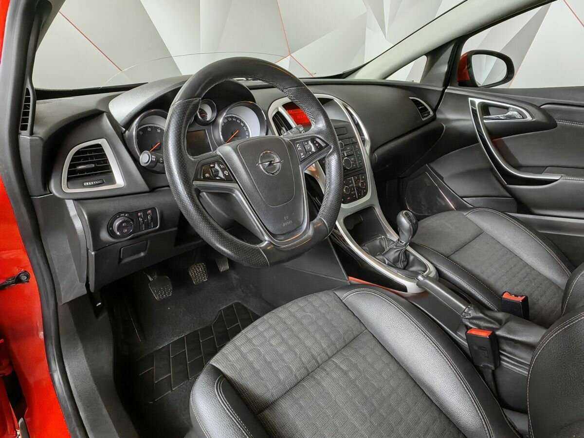 Opel Astra с пробегом — 2012 год. Фото: #13