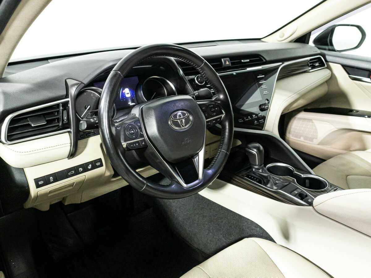 Toyota Camry с пробегом — 2018 год. Фото: #10
