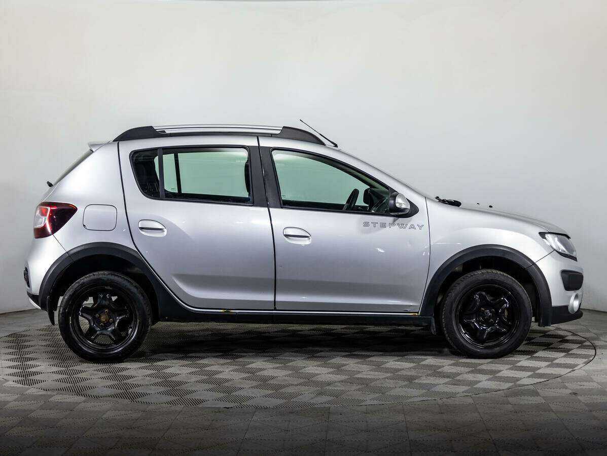 Renault Sandero с пробегом — 2015 год. Фото: #2