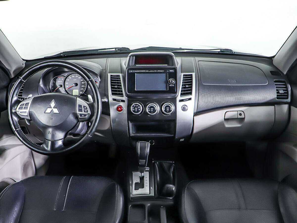 Mitsubishi Pajero Sport с пробегом — 2014 год. Фото: #9