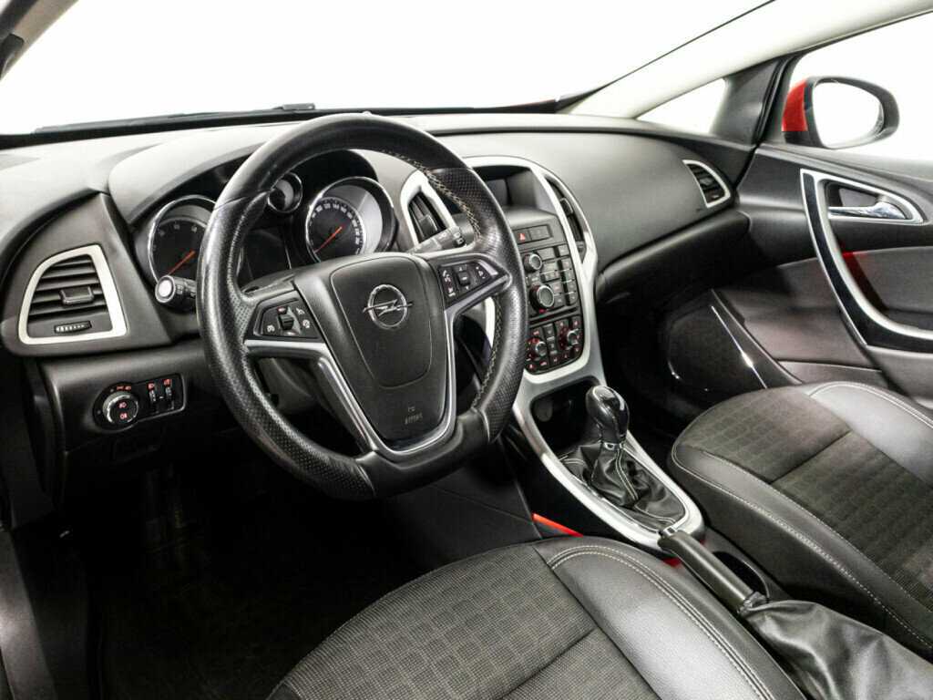 Opel Astra с пробегом — 2012 год. Фото: #10