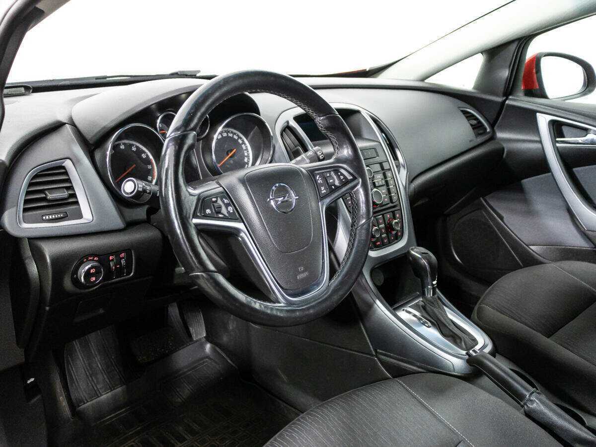 Opel Astra с пробегом — 2013 год. Фото: #10