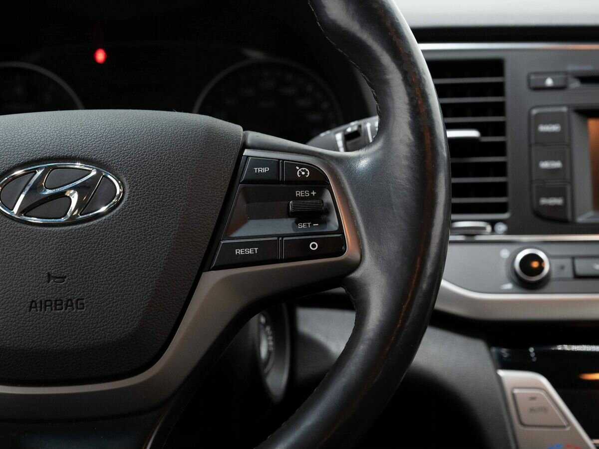 Hyundai Elantra с пробегом — 2017 год. Фото: #11