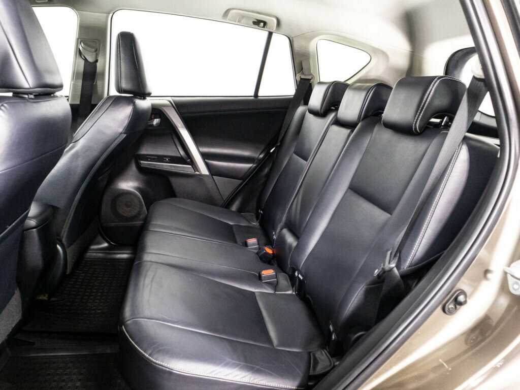 Toyota RAV4 с пробегом — 2016 год. Фото: #9