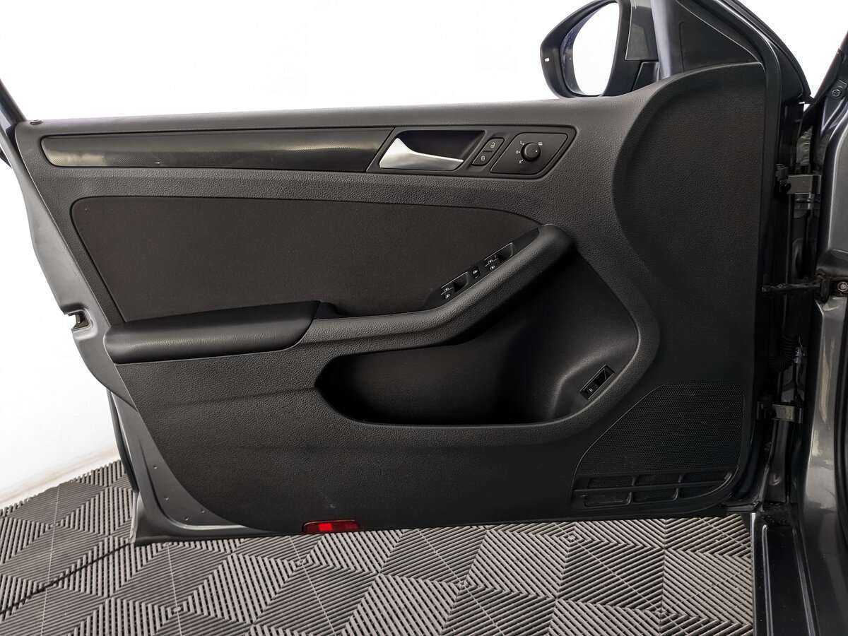 Volkswagen Jetta с пробегом — 2012 год. Фото: #13