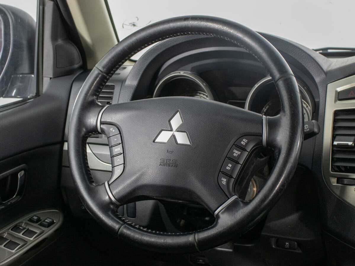 Mitsubishi Pajero с пробегом — 2017 год. Фото: #17