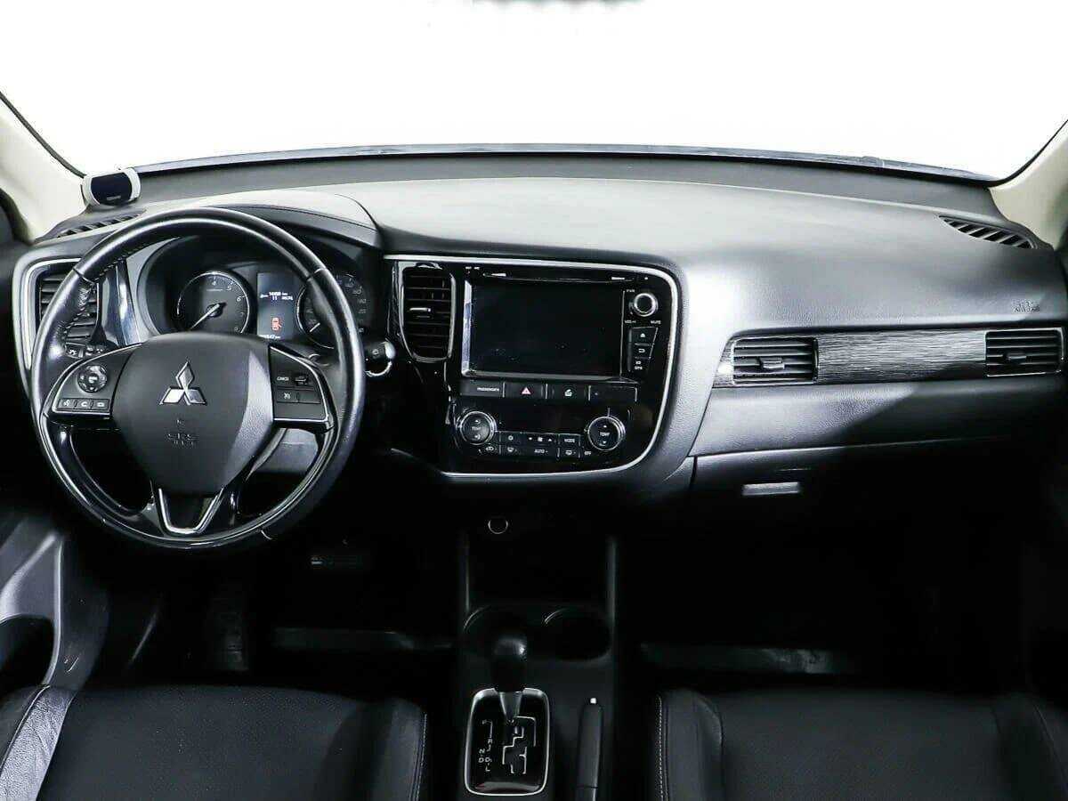 Mitsubishi Outlander с пробегом — 2016 год. Фото: #10