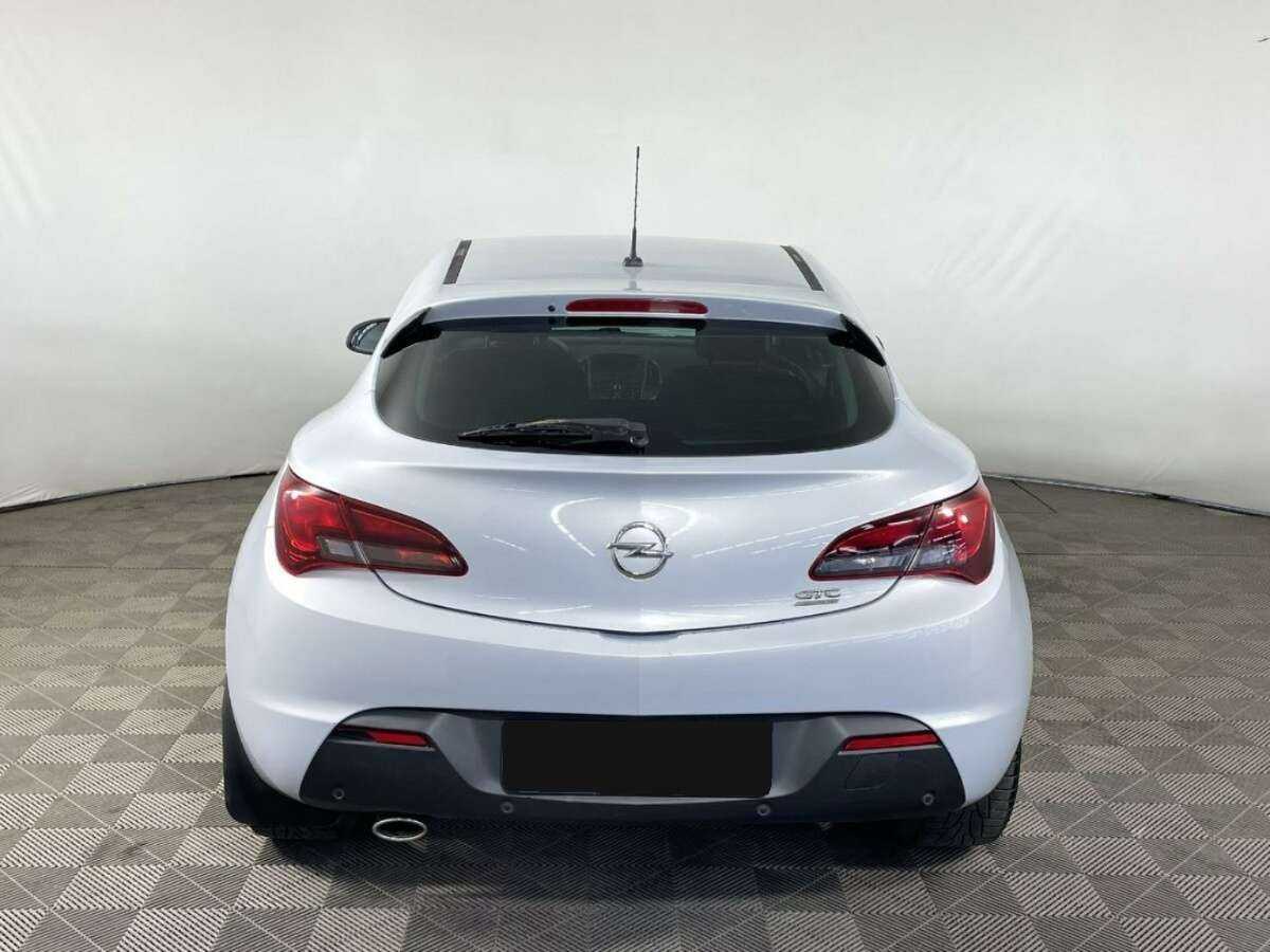 Opel Astra с пробегом — 2013 год. Фото: #2