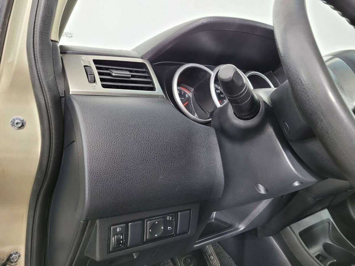 Nissan Tiida с пробегом — 2013 год. Фото: #8