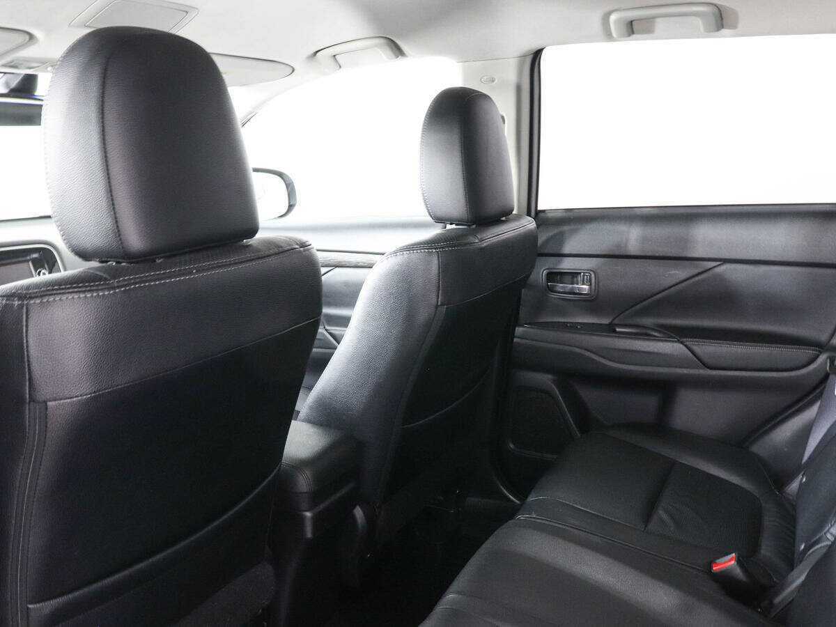 Mitsubishi Outlander с пробегом — 2015 год. Фото: #11
