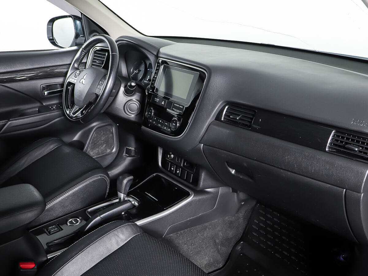 Mitsubishi Outlander с пробегом — 2017 год. Фото: #8