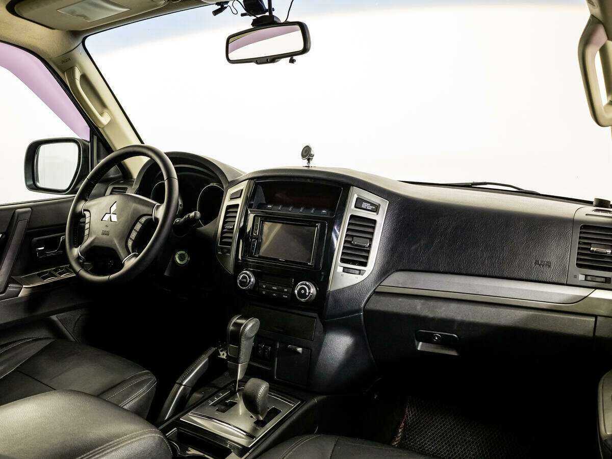 Mitsubishi Pajero с пробегом — 2015 год. Фото: #8