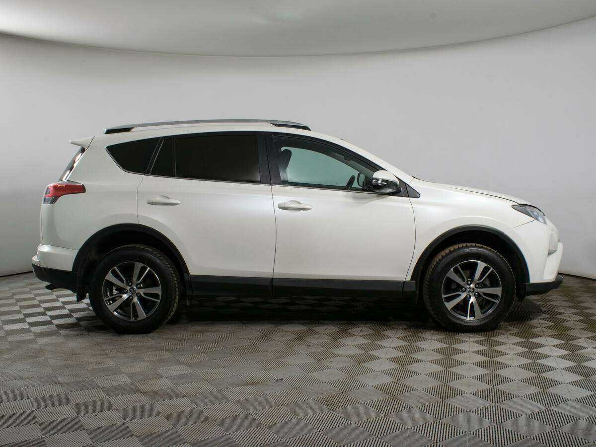 Toyota RAV4 с пробегом — 2017 год. Фото: #3