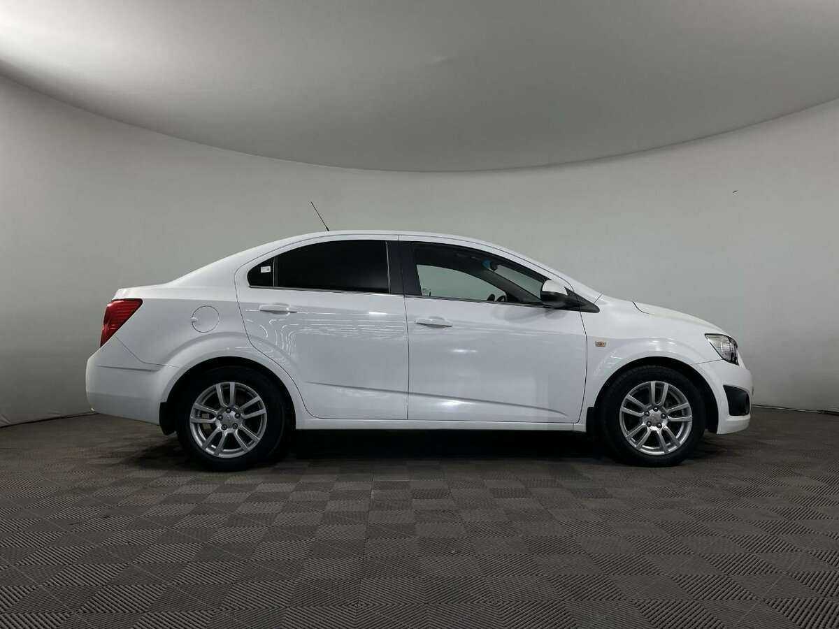 Chevrolet Aveo с пробегом — 2015 год. Фото: #1
