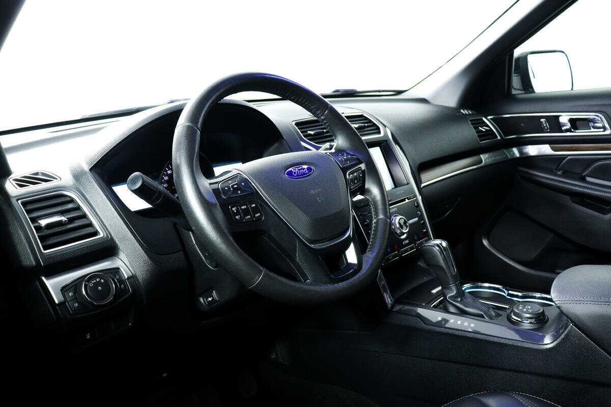 Ford Explorer с пробегом — 2015 год. Фото: #13