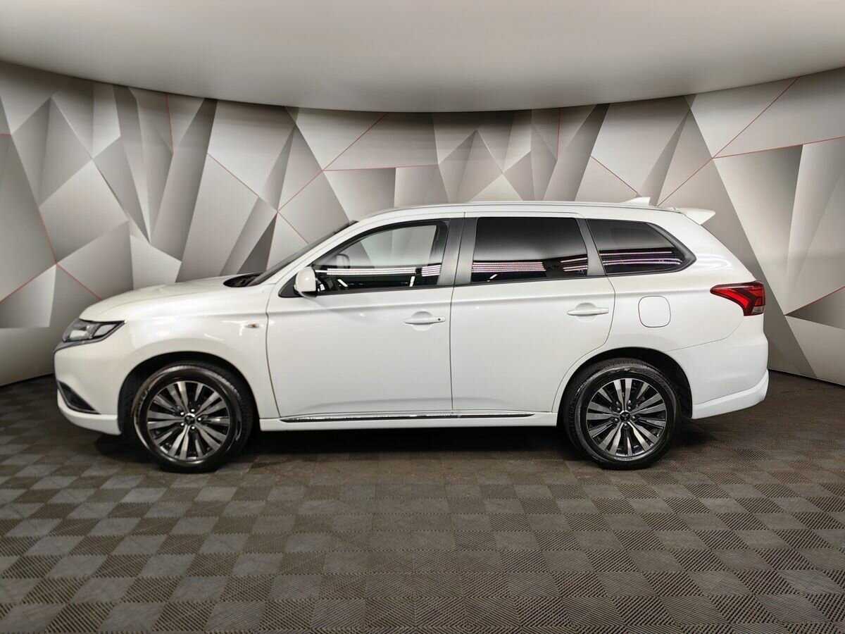 Mitsubishi Outlander с пробегом — 2022 год. Фото: #3
