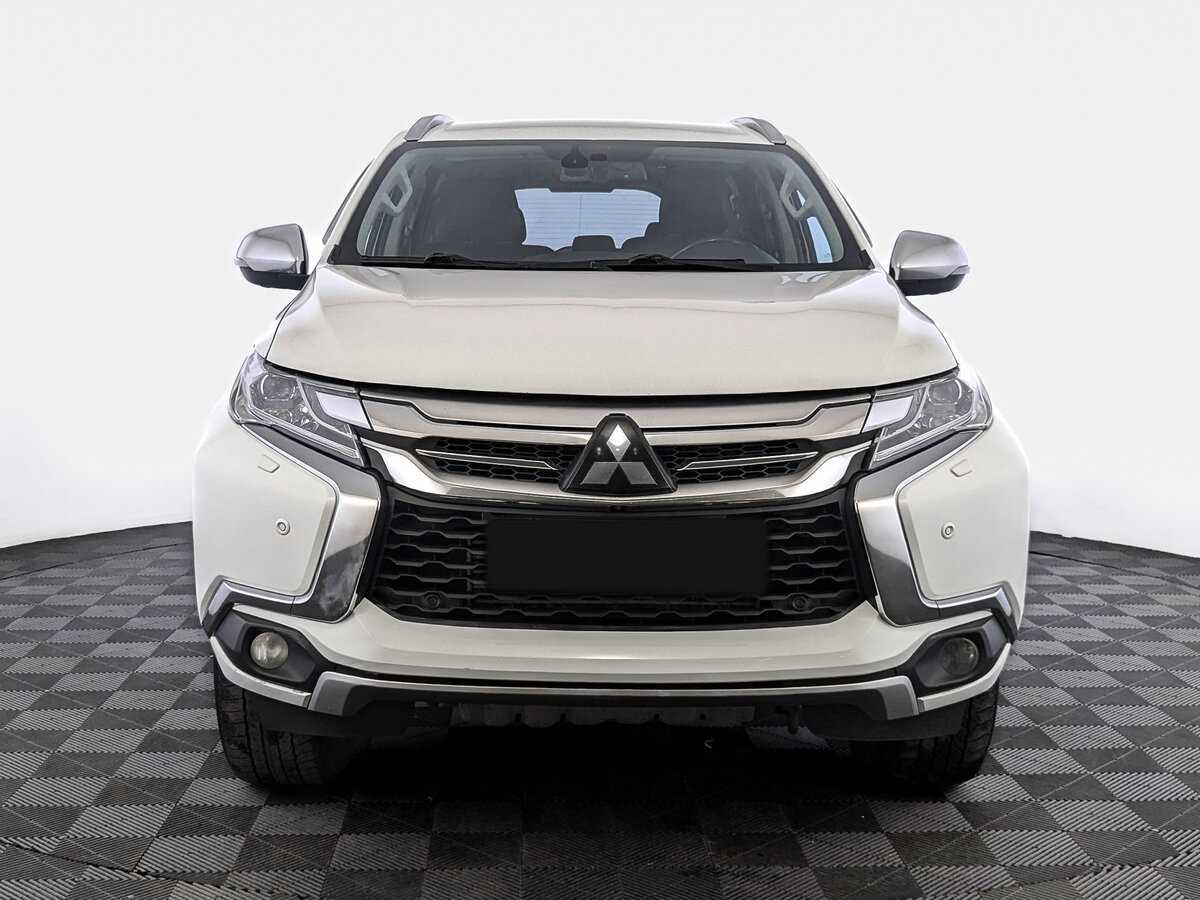 Mitsubishi Pajero Sport с пробегом — 2017 год. Фото: #1