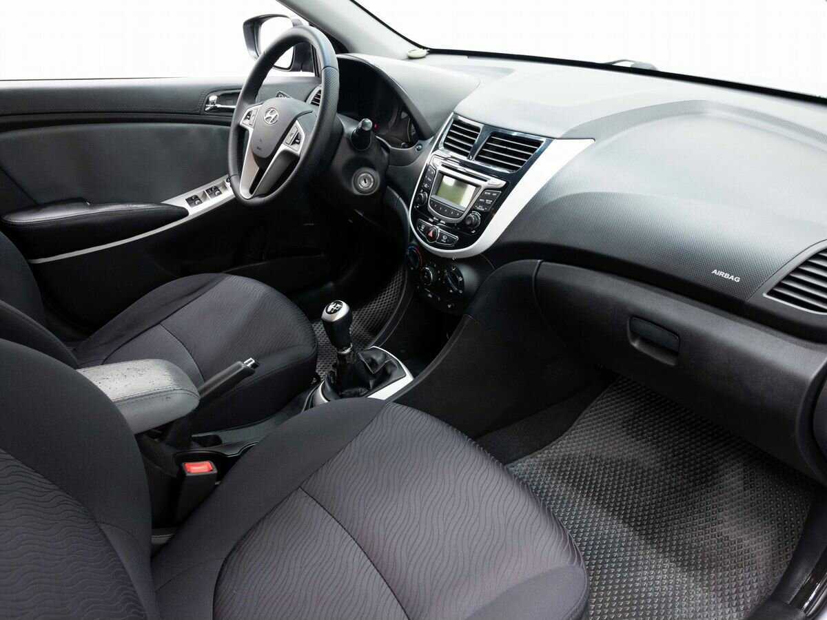 Hyundai Solaris с пробегом — 2012 год. Фото: #10
