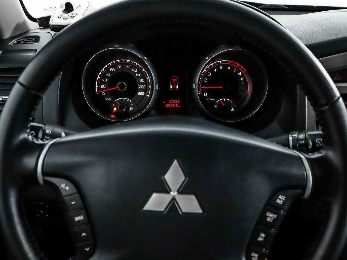 Mitsubishi Pajero с пробегом — 2015 год. Фото: #17