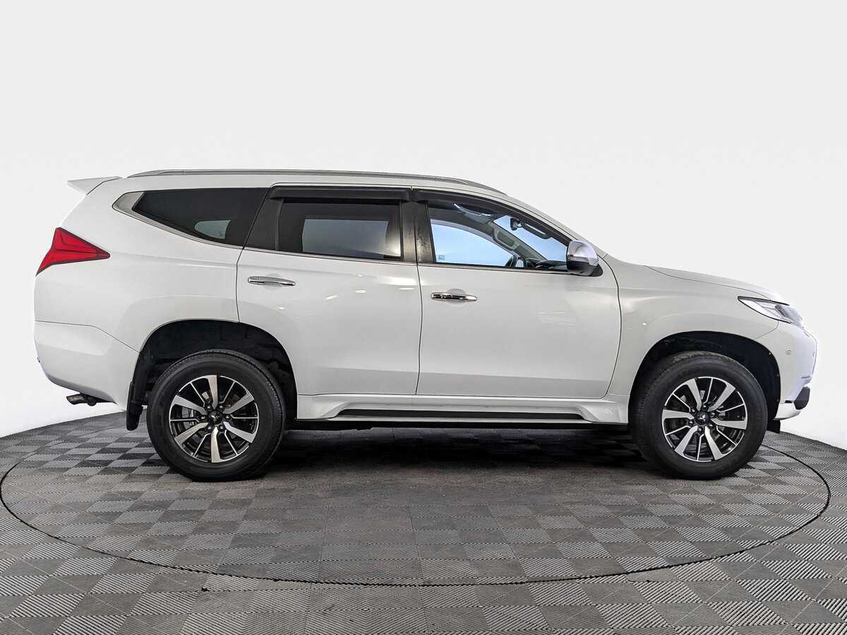 Mitsubishi Pajero Sport с пробегом — 2017 год. Фото: #3