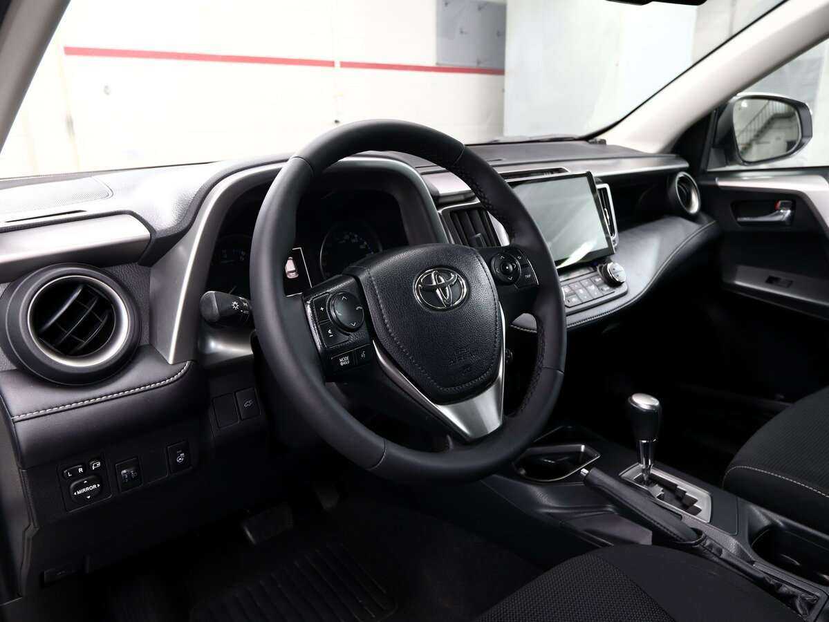 Toyota RAV4 с пробегом — 2017 год. Фото: #8
