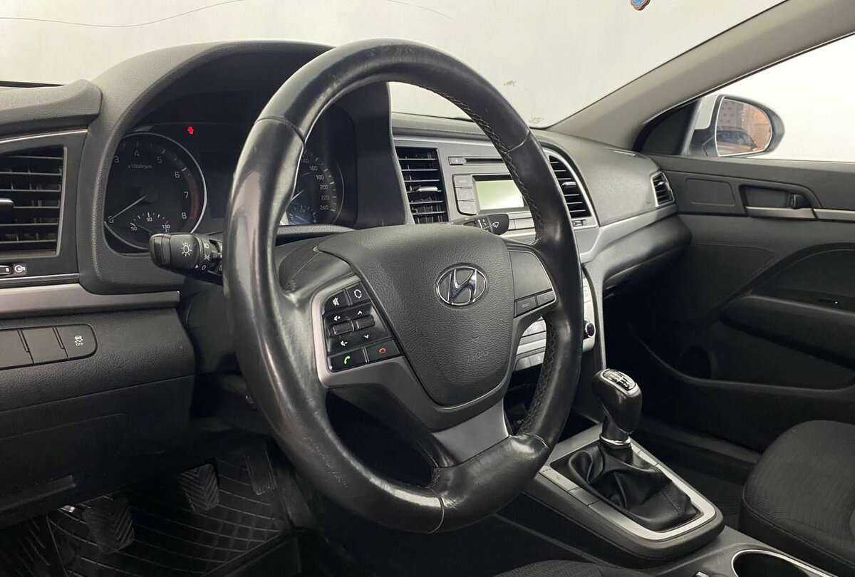 Hyundai Elantra с пробегом — 2017 год. Фото: #11