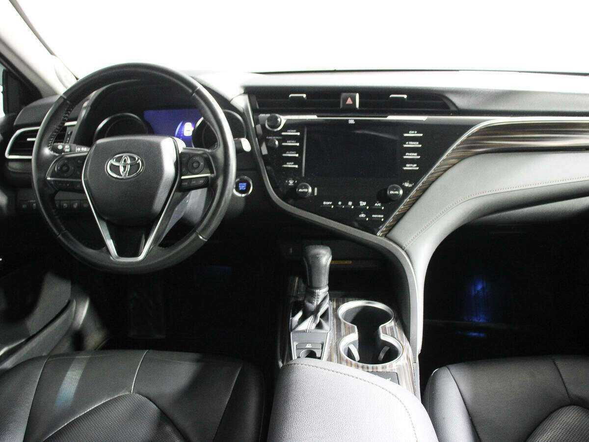 Toyota Camry с пробегом — 2018 год. Фото: #8