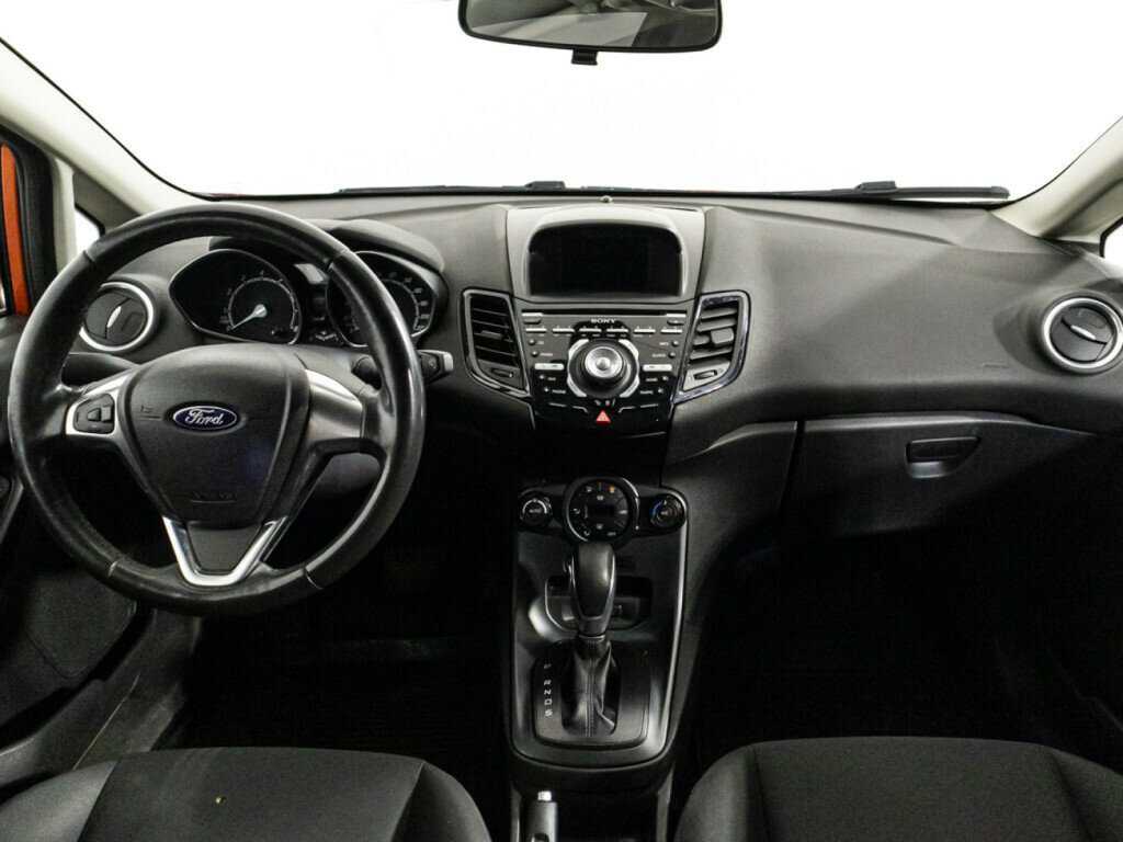 Ford Fiesta с пробегом — 2015 год. Фото: #12