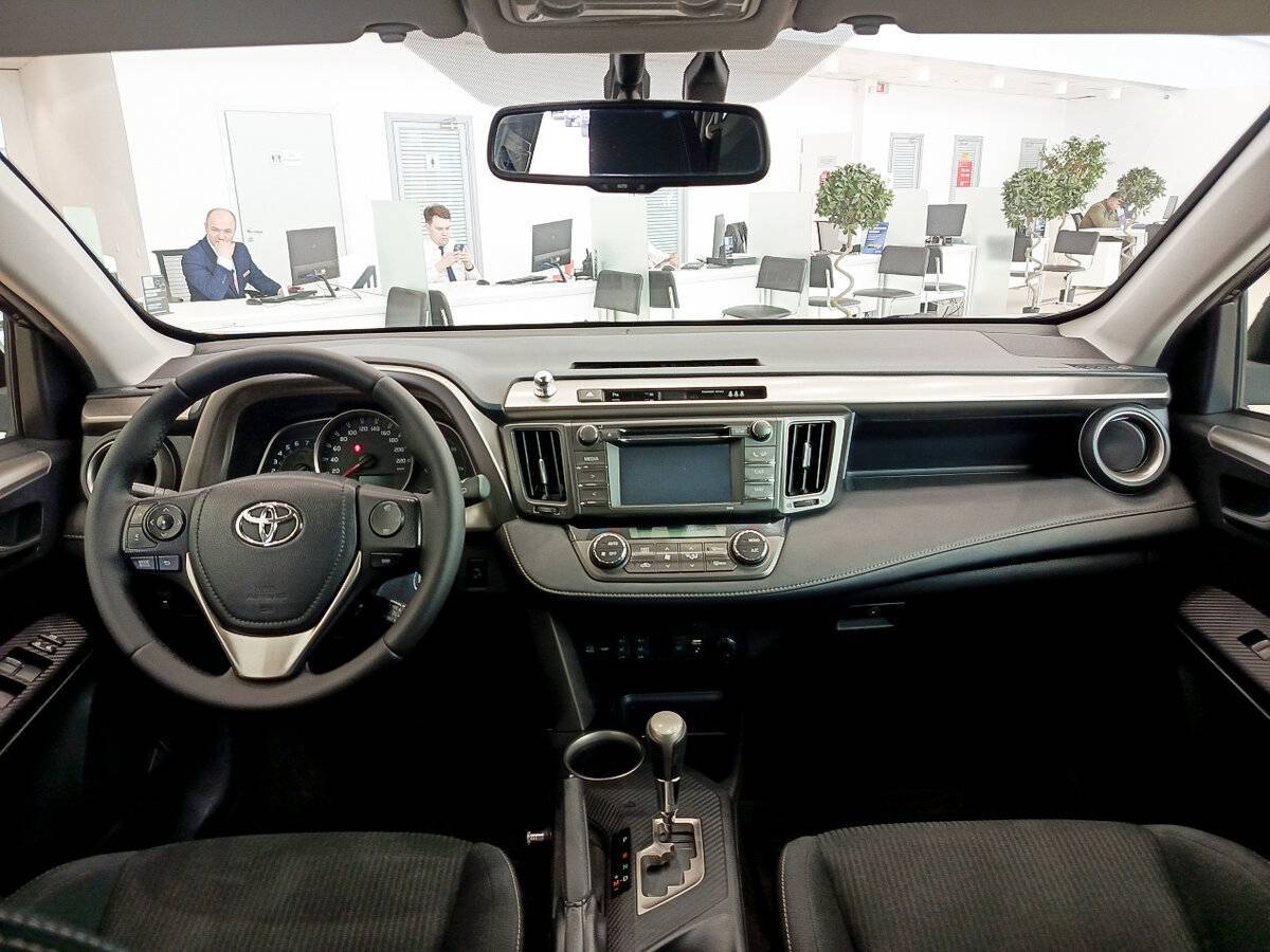 Toyota RAV4 с пробегом — 2015 год. Фото: #13