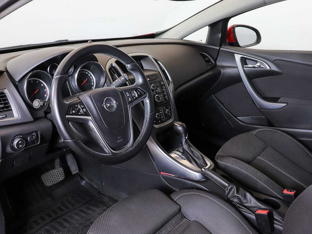 Opel Astra с пробегом — 2012 год. Фото: #11