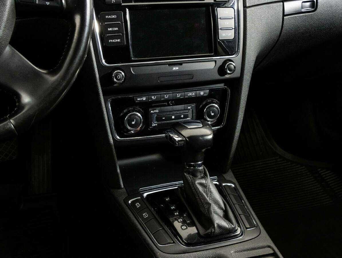 Skoda Superb с пробегом — 2012 год. Фото: #12