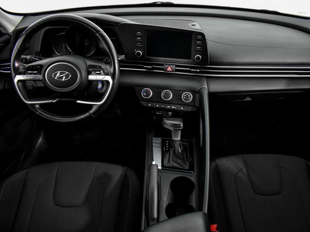 Hyundai Elantra с пробегом — 2021 год. Фото: #9