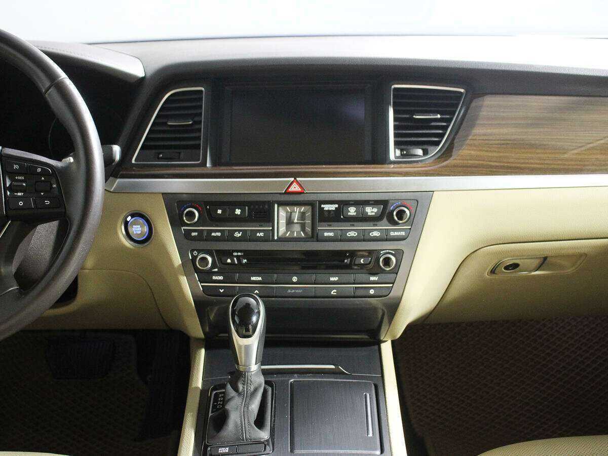 Hyundai Genesis с пробегом — 2015 год. Фото: #10