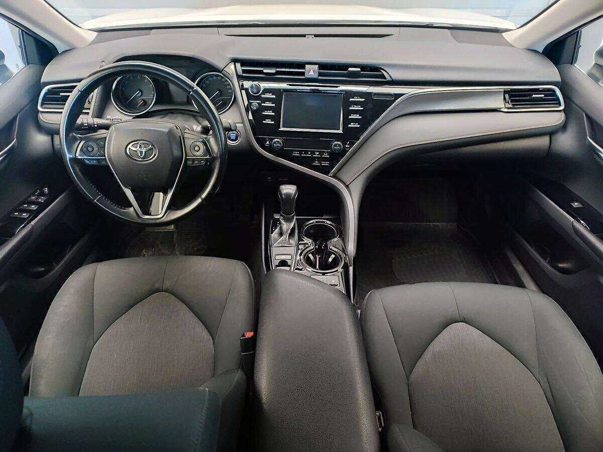 Toyota Camry с пробегом — 2018 год. Фото: #8