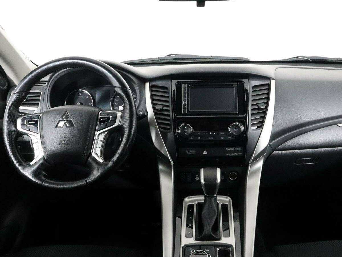 Mitsubishi Pajero Sport с пробегом — 2017 год. Фото: #9