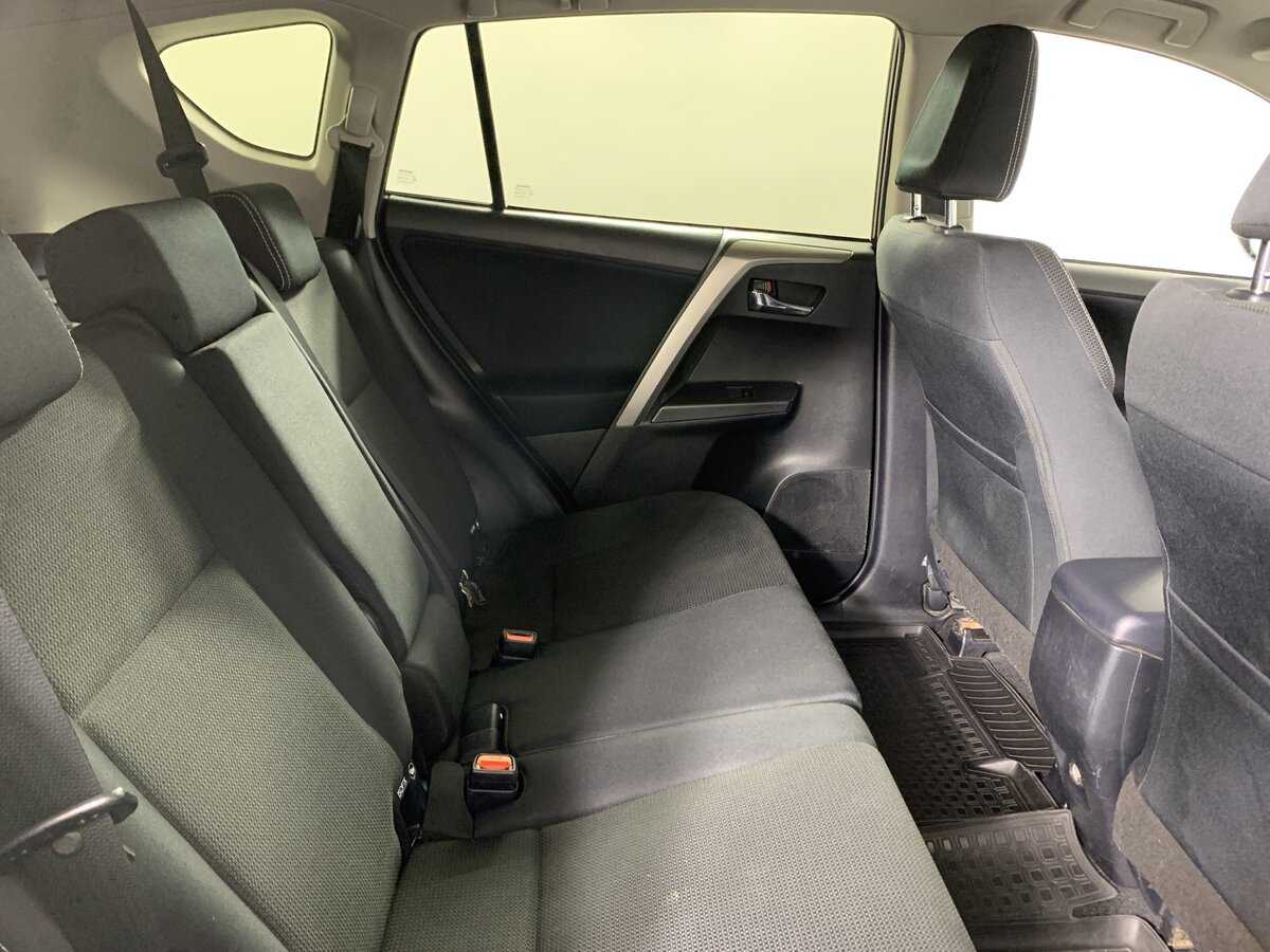 Toyota RAV4 с пробегом — 2018 год. Фото: #17