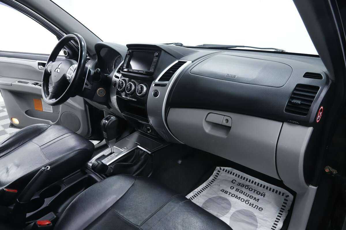 Mitsubishi Pajero Sport с пробегом — 2015 год. Фото: #14