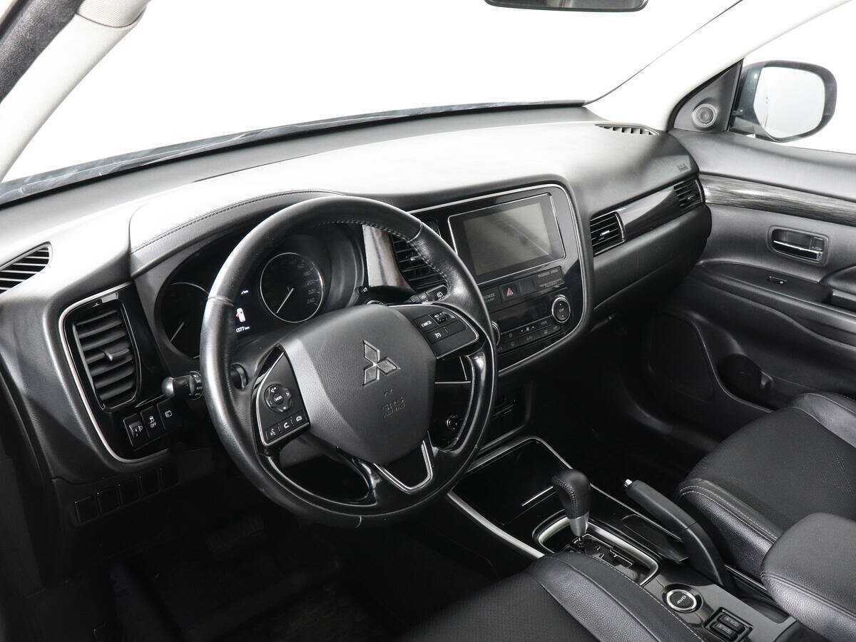 Mitsubishi Outlander с пробегом — 2017 год. Фото: #8