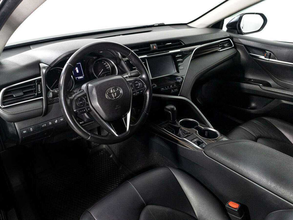 Toyota Camry с пробегом — 2018 год. Фото: #10
