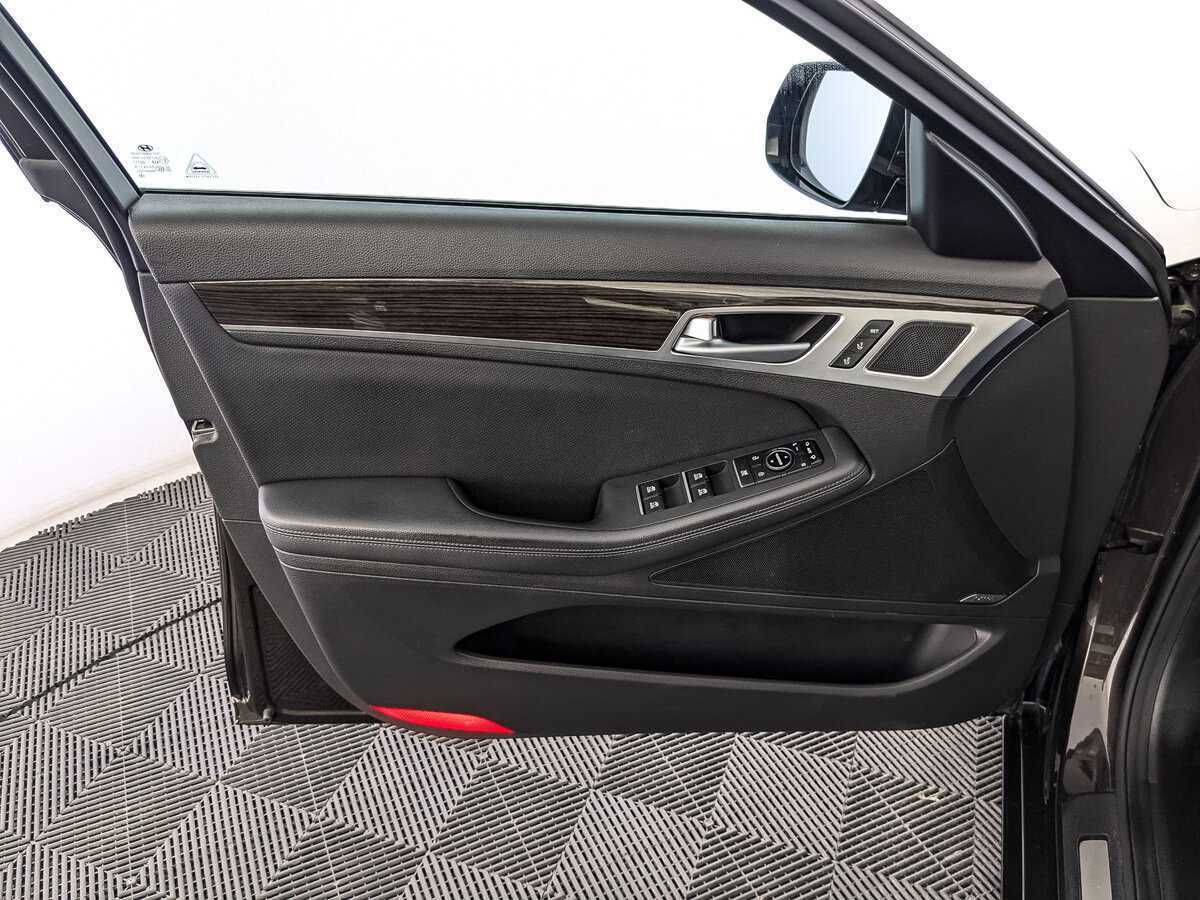 Hyundai Genesis с пробегом — 2015 год. Фото: #17