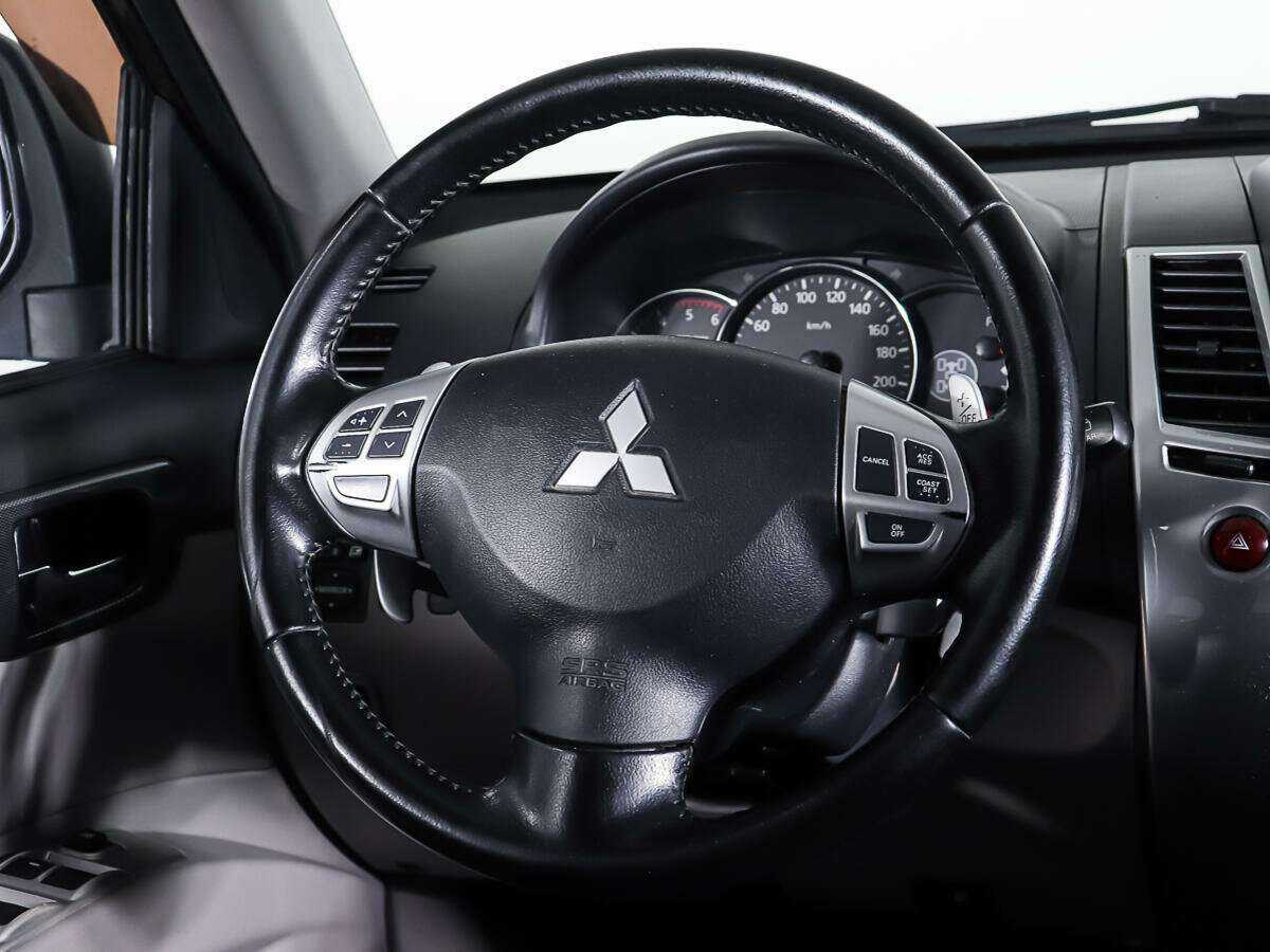 Mitsubishi Pajero Sport с пробегом — 2014 год. Фото: #13